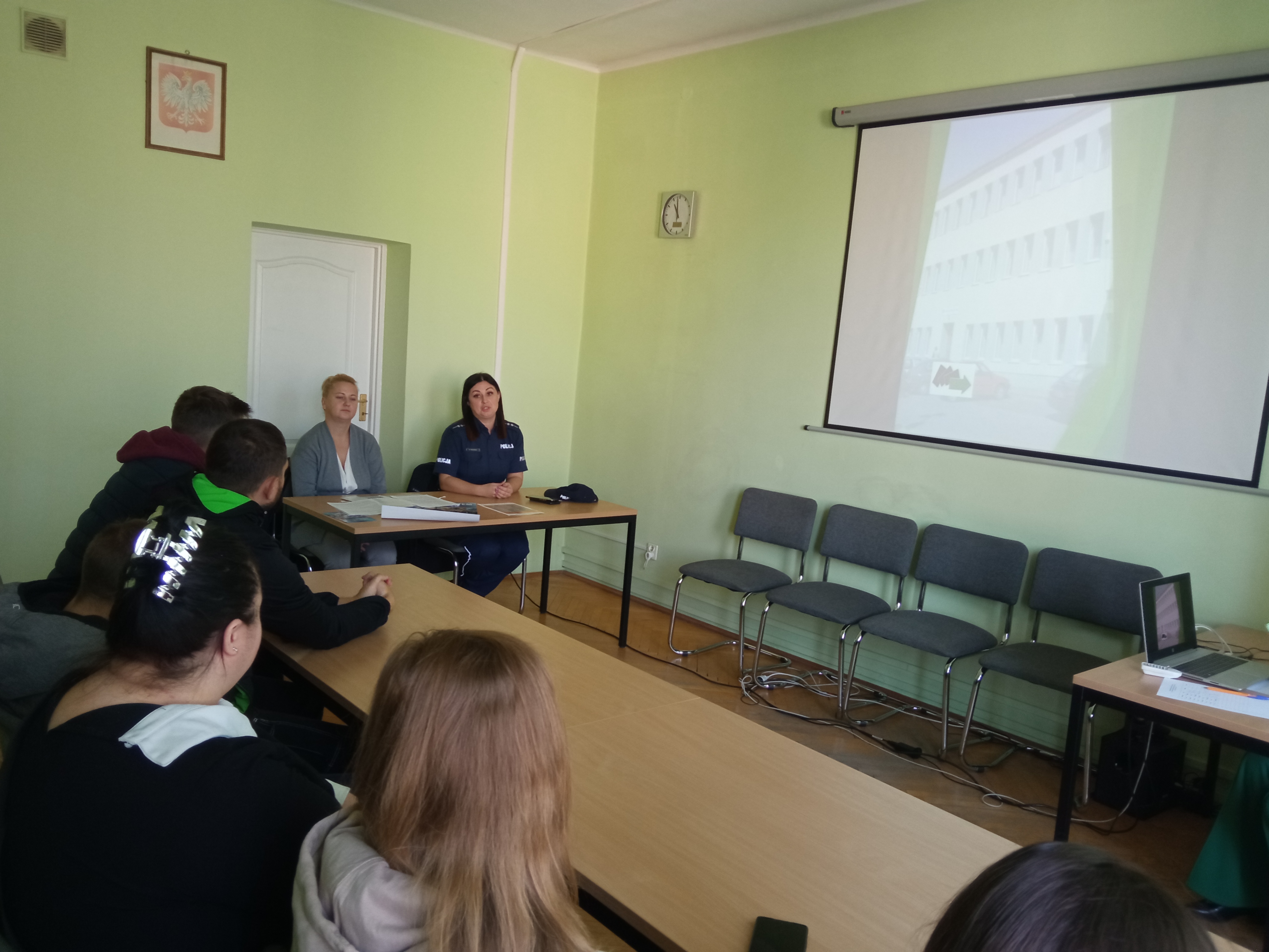 Spotkanie informacyjne - przedstawiciele Komendy Powiatowej Policji w Lipsku Monika Rybak, pracownik Zespołu Kadr i Szkoleń, Monika Karasińska, Policjant, Rzecznik ds. Prasowo-Informacyjnych i uczestnicy spotkania.
