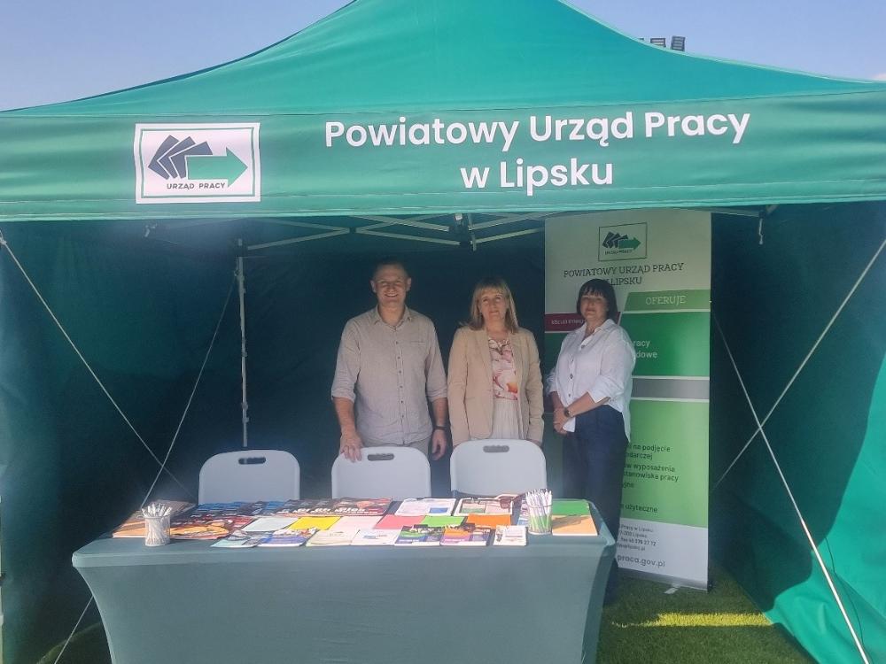 Zdjęcie przedstawia pracowników Powiatowego Urzędu Pracy w Lipsku na „Dniach Lipska”