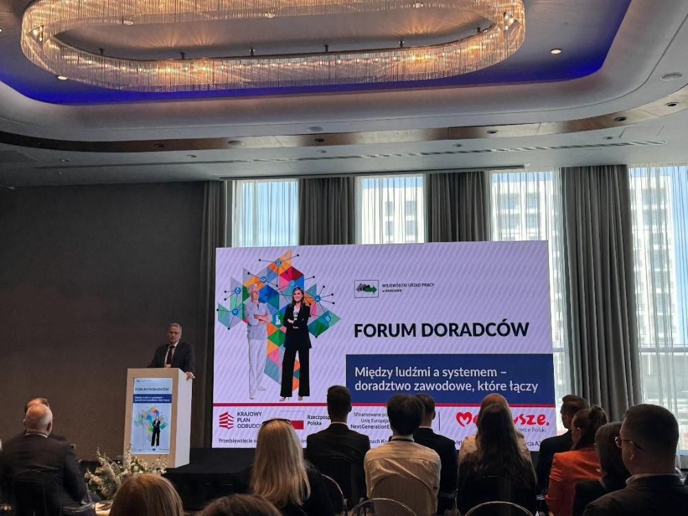 Zdjęcie przedstawia uczestników forum