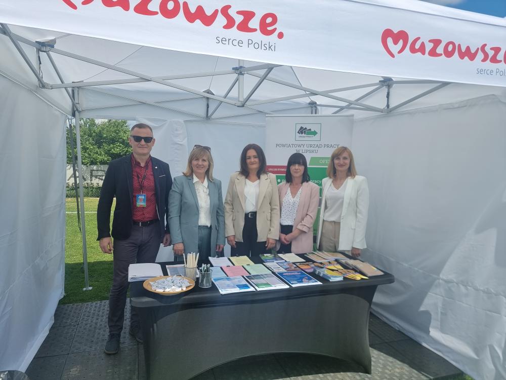 Zdjęcie przedstawia pracowników Powiatowego Urzędu Pracy