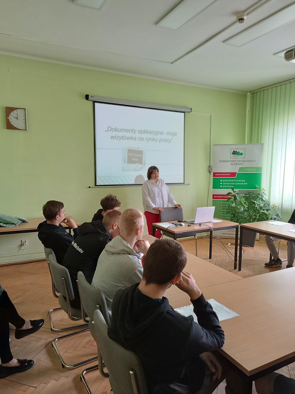 Na zdjęciu Pani Agnieszka Zając Doradca Zawodowy Powiatowego Urzędu Pracy w Lipsku i uczestnicy spotkania – uczniowie Młodzieżowego Ośrodka Socjoterapii w Solcu nad Wisłą
