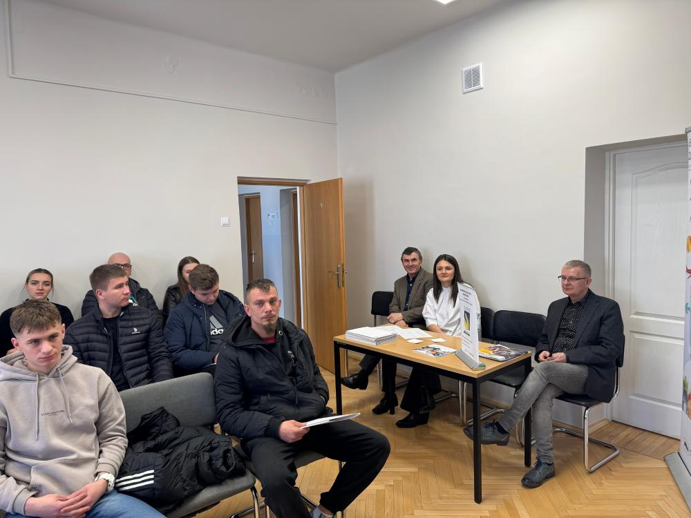 Zdjęcie przedstawia uczestników spotkania.