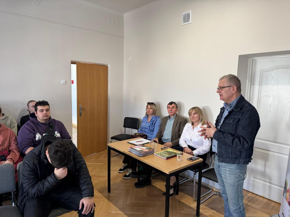 Zdjęcie przedstawia uczestników spotkania.