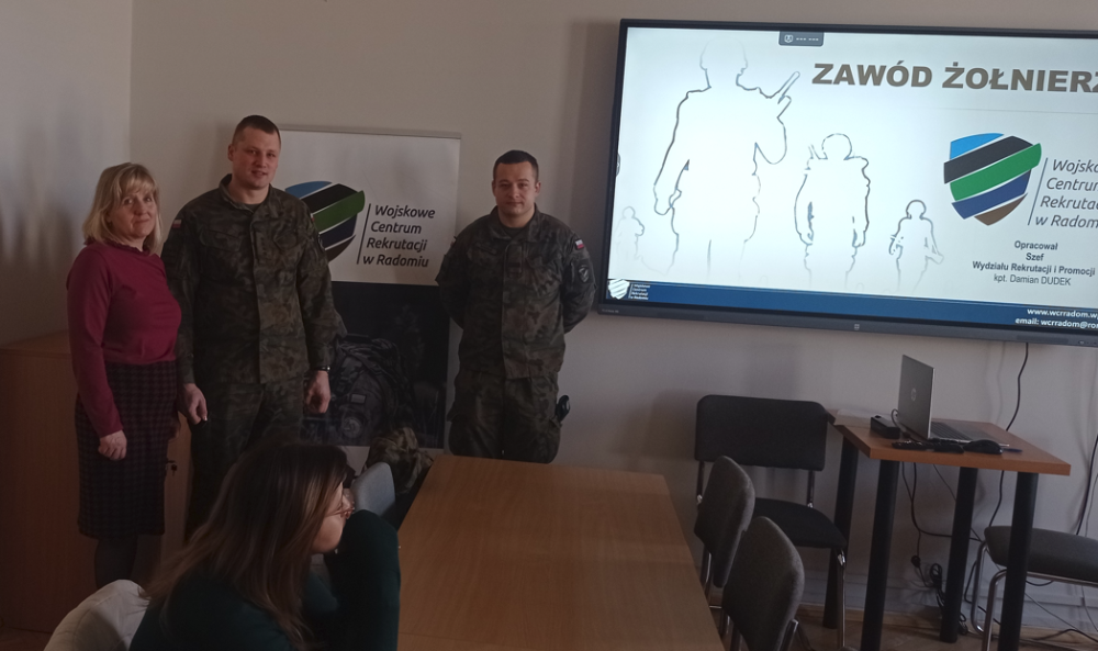 Zdjęcie przedstawia Panią Annę Świderską Dyrektora Powiatowego Urzędu Pracy w Lipsku,  przedstawicieli Wojska Polskiego – Szefa Wydziału Rekrutacji i Promocji, kpt. Damiana Dudka, oraz st. szer. spec. Mateusza Sekułę i uczestników spotkania.